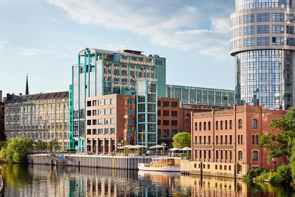 una ciudad con edificios altos y un río con un barco en AMERON Hotel Abion Spreebogen Berlin, en Berlín