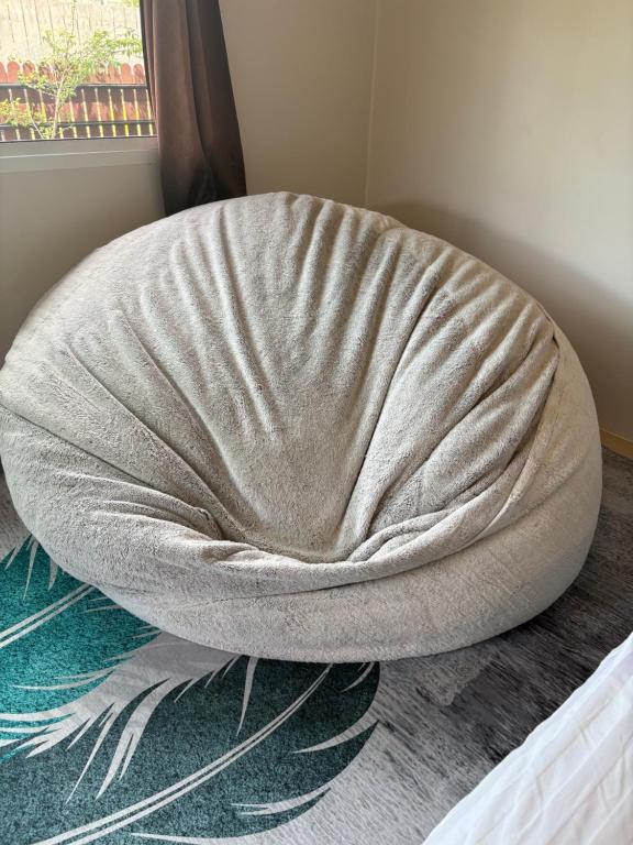 Un ou plusieurs lits dans un hébergement de l'établissement Cozy 1-Bedroom apartment