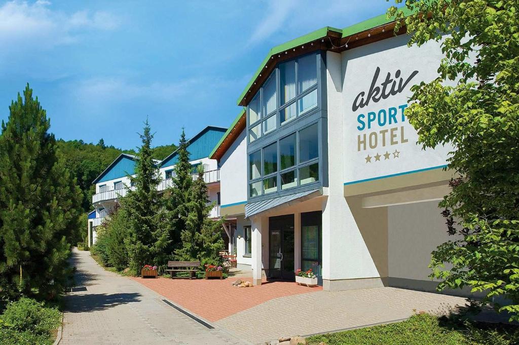 un hotel con un cartel que lee hotel deportivo de élite en aktiv Sporthotel Sächsische Schweiz en Pirna