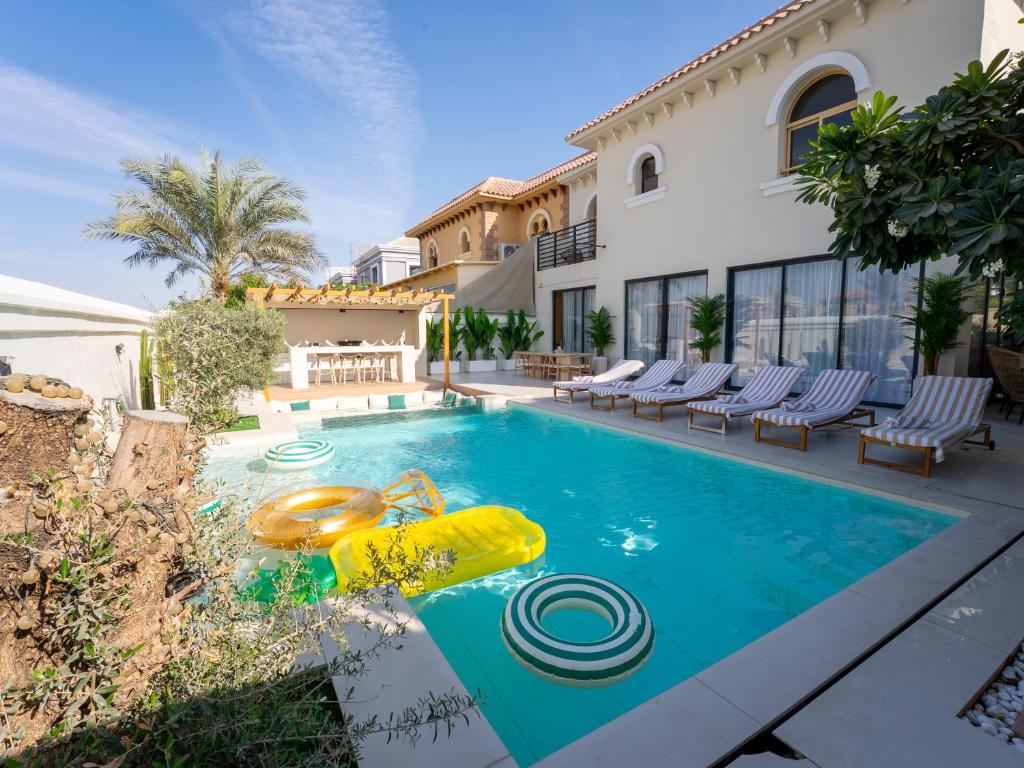 Luxurious Villa 5BHK with Pool BBQ and Full Time Housemaid Assistance - live in