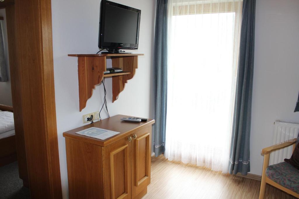 TV a/nebo společenská místnost v ubytování Landhaus Stocker