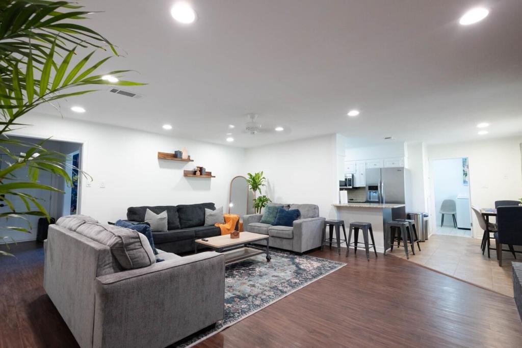 Et opholdsområde på The Triple Play Getaway 3BR Game Room Sleeps 10