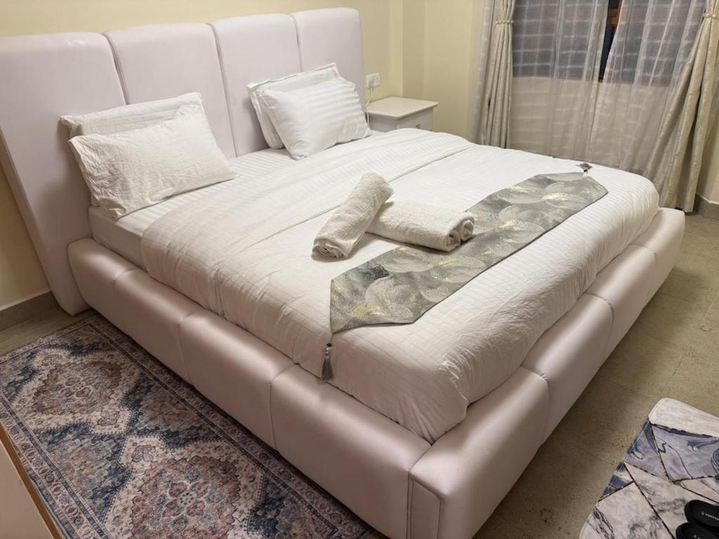 Postel nebo postele na pokoji v ubytování LionsGate Homes