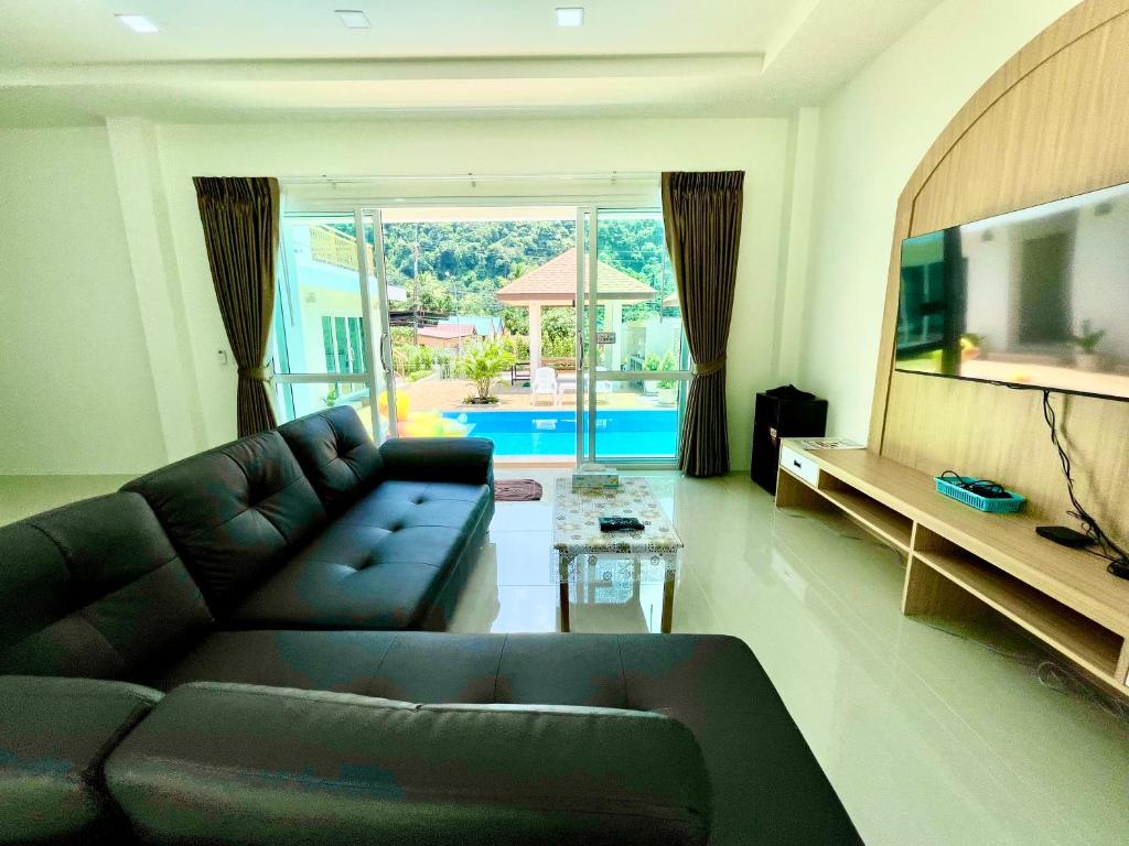 TV a/nebo společenská místnost v ubytování Le poulet poolvilla khanom