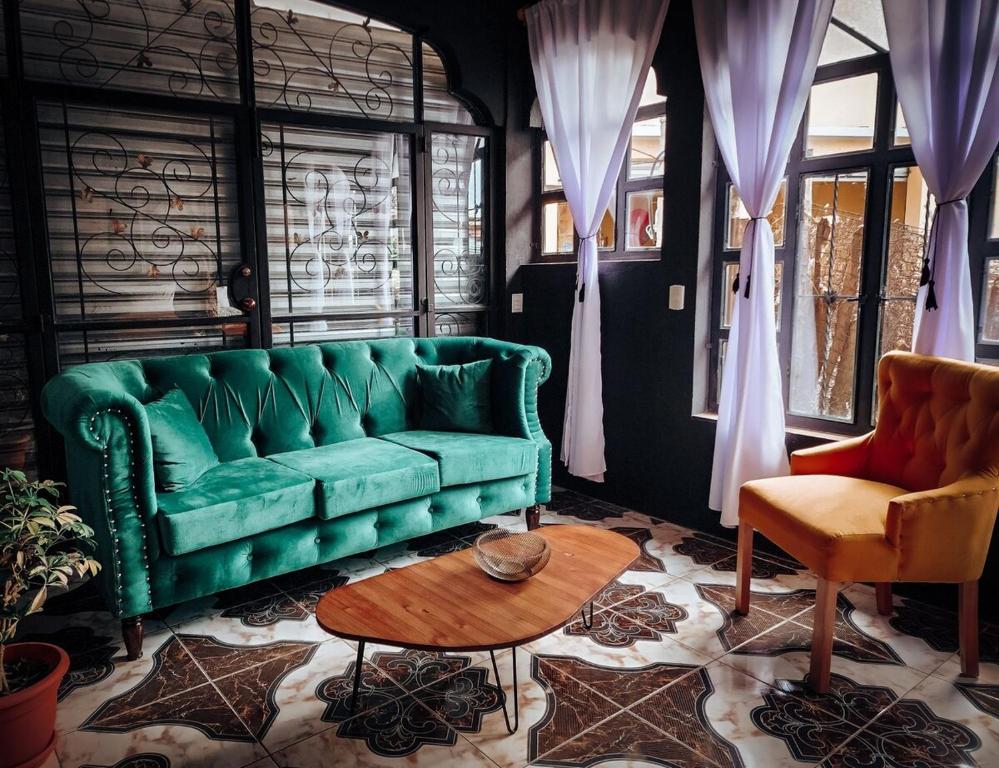 Χώρος καθιστικού στο moody first floor apartment