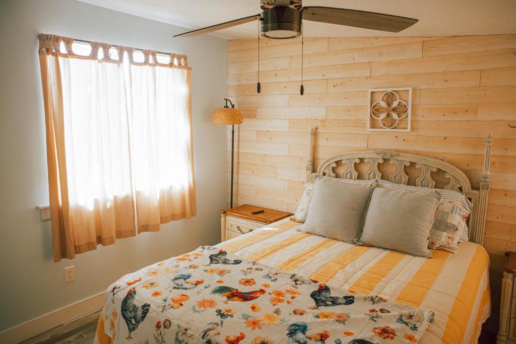 Ένα ή περισσότερα κρεβάτια σε δωμάτιο στο The Chicken Coop