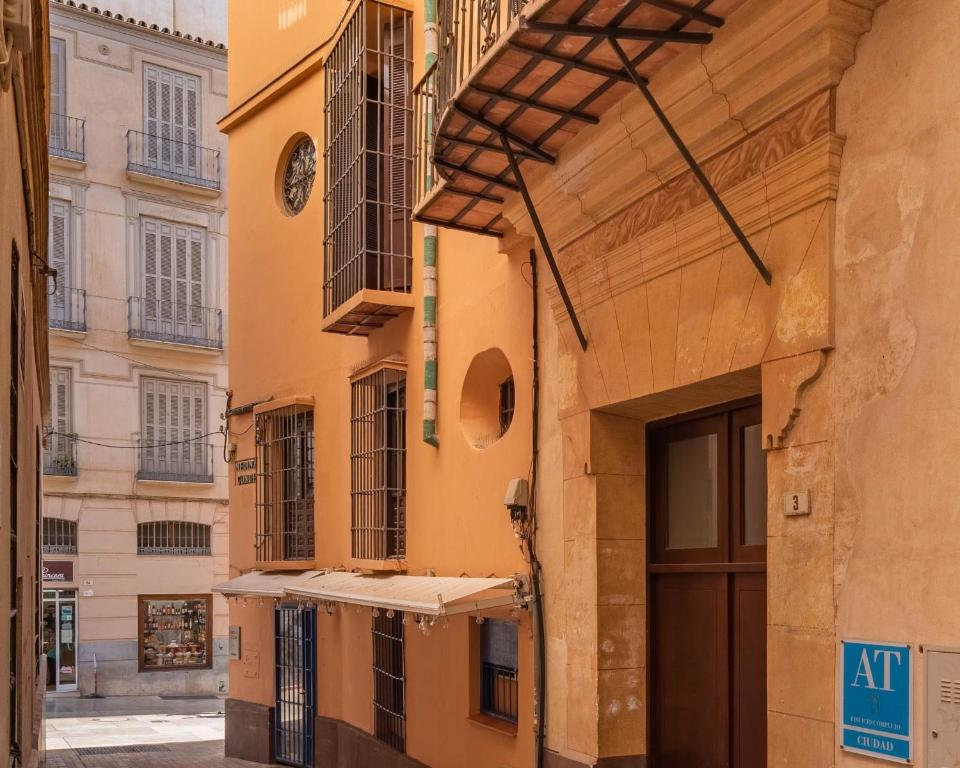 eine Gasse in einer Stadt mit einem Gebäude in der Unterkunft Feelathome Merced Apartments in Málaga