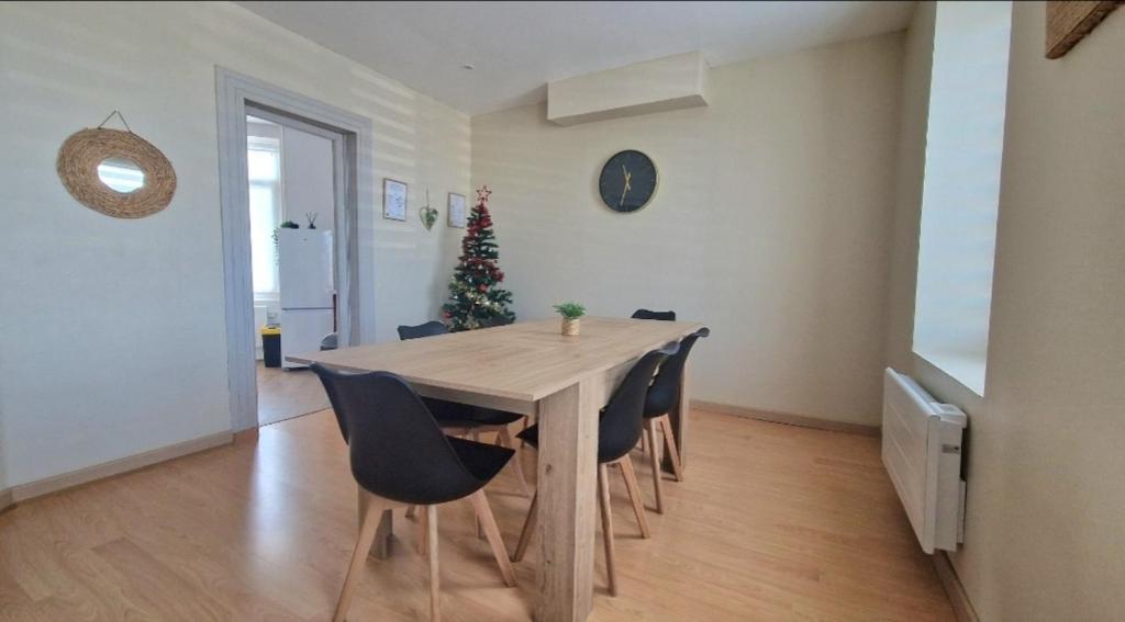 a dining room table with chairs and a christmas tree at Spacieuce maison proche de Nausicaa, gare et remparts, 3 chambres, Free Parking, Netflix, Primes Video, Free Wifi, bicycle parking in Boulogne-sur-Mer