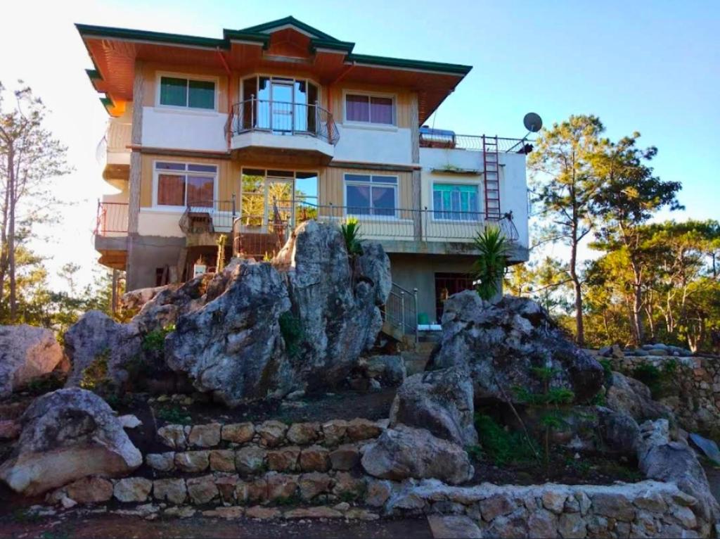 una casa en la cima de una colina rocosa en Sagada Staycation near Sea of Clouds View, en Sagada