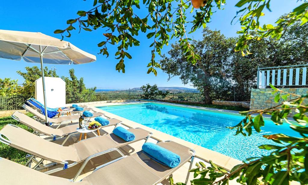 Bazén v ubytování Ferienhaus Für 12 Personen In Kastellos, Kreta West Kreta nebo v jeho okolí