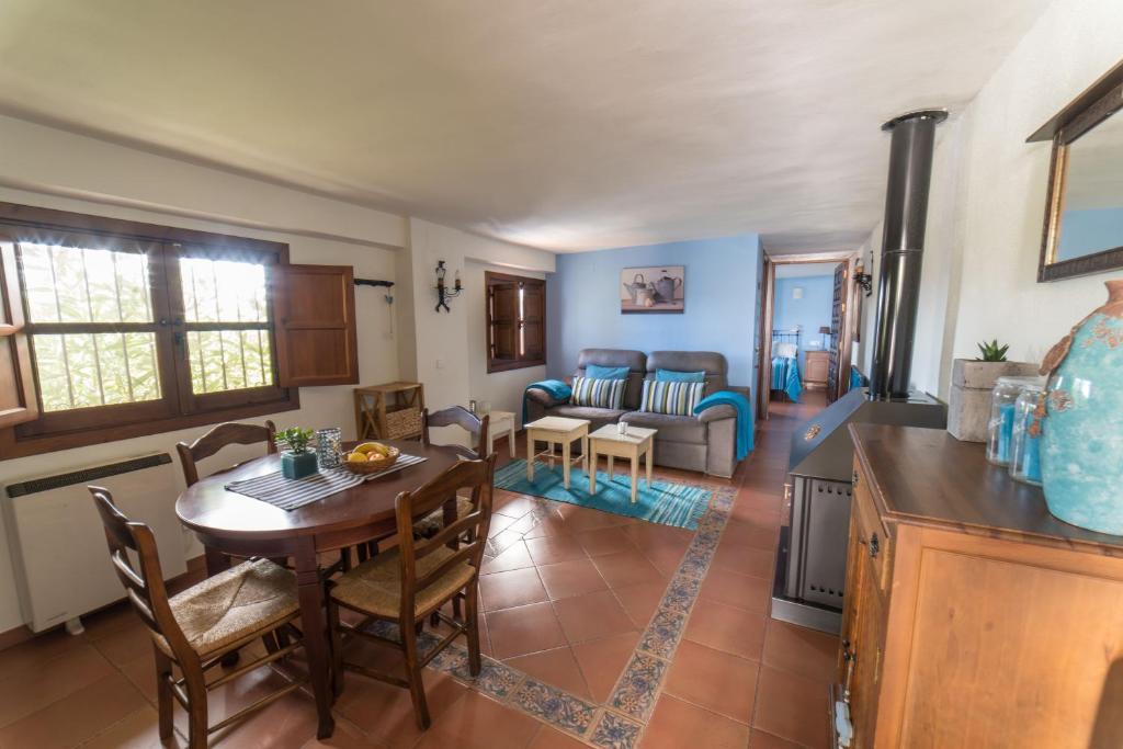 a kitchen and living room with a table and chairs at Casa El Pino Azul, Ferienhaus Für 2 4 Personen in Dúrcal