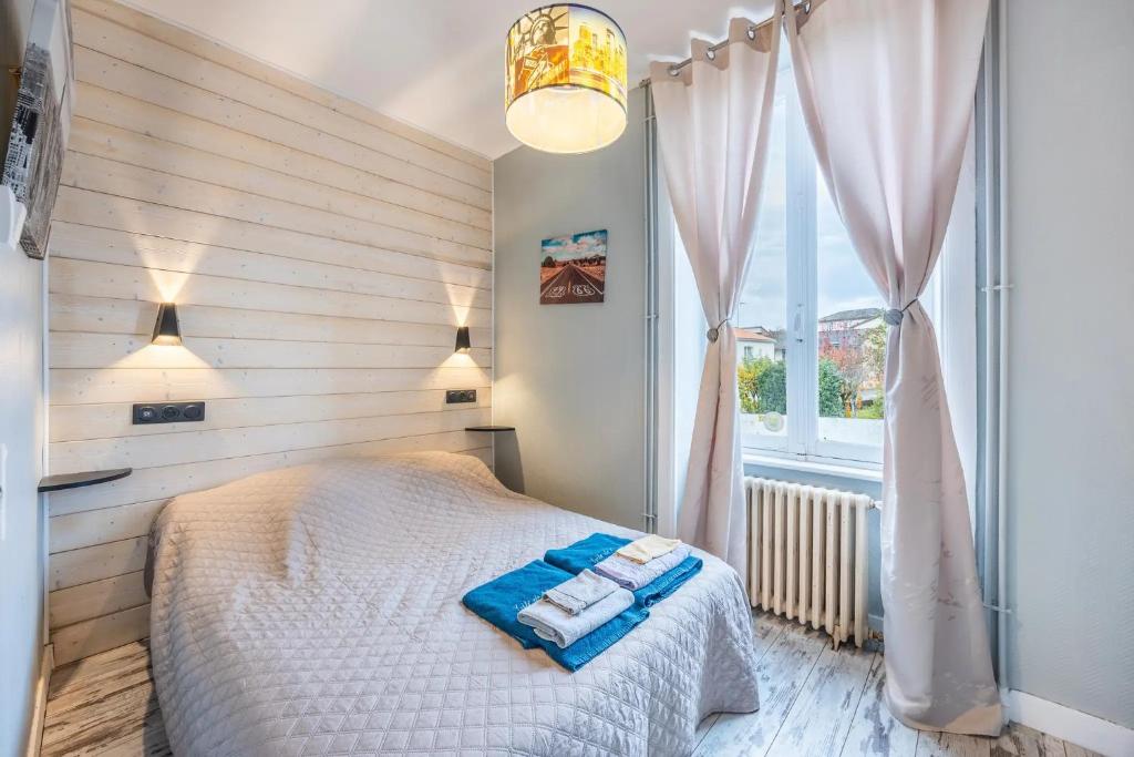 Ένα ή περισσότερα κρεβάτια σε δωμάτιο στο Chambre Rêve américain