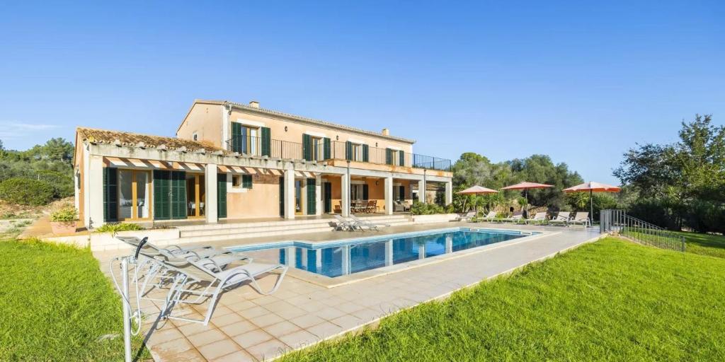 una casa con piscina nel cortile di Son Ropit a Calas de Mallorca