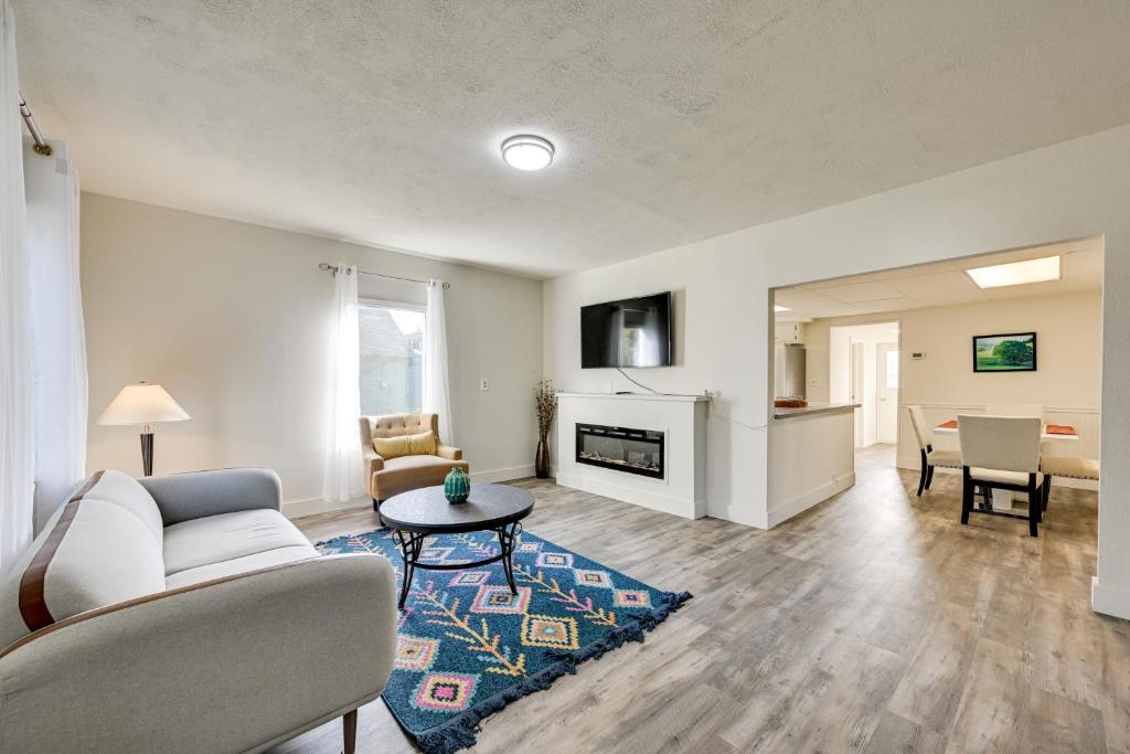 una sala de estar con un sofá y una mesa en 3 Mi to Auburn Station! Commuter-Friendly Home, en Algona