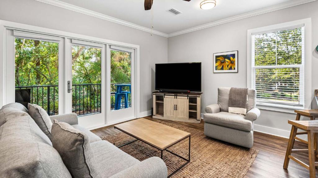 Et tv og/eller underholdning på Hidden Lake Condominiums 314 - Blue Beach Bungalow