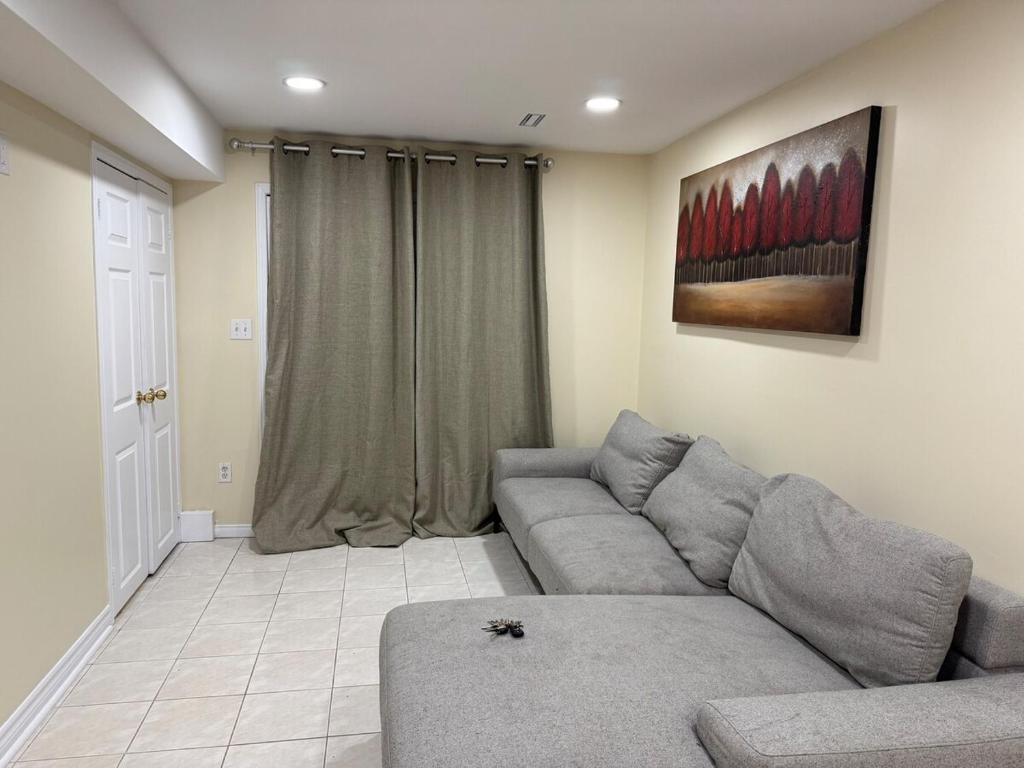 Χώρος καθιστικού στο Luxury suit Walkout Basement with open Patio