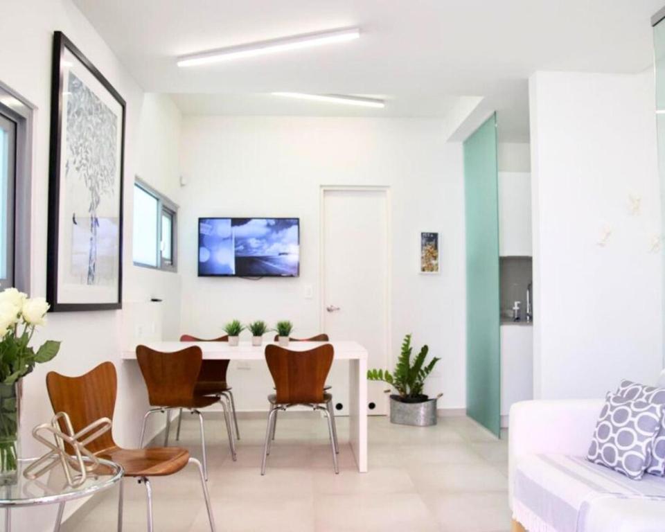 Μια τηλεόραση ή/και κέντρο ψυχαγωγίας στο Luxe Condado Condo Terrace