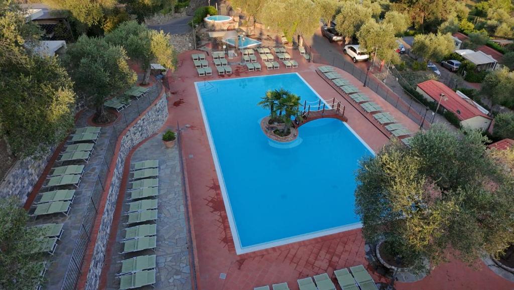Una vista aérea de una piscina en un complejo turístico. en Camping Edy, en Diano Marina