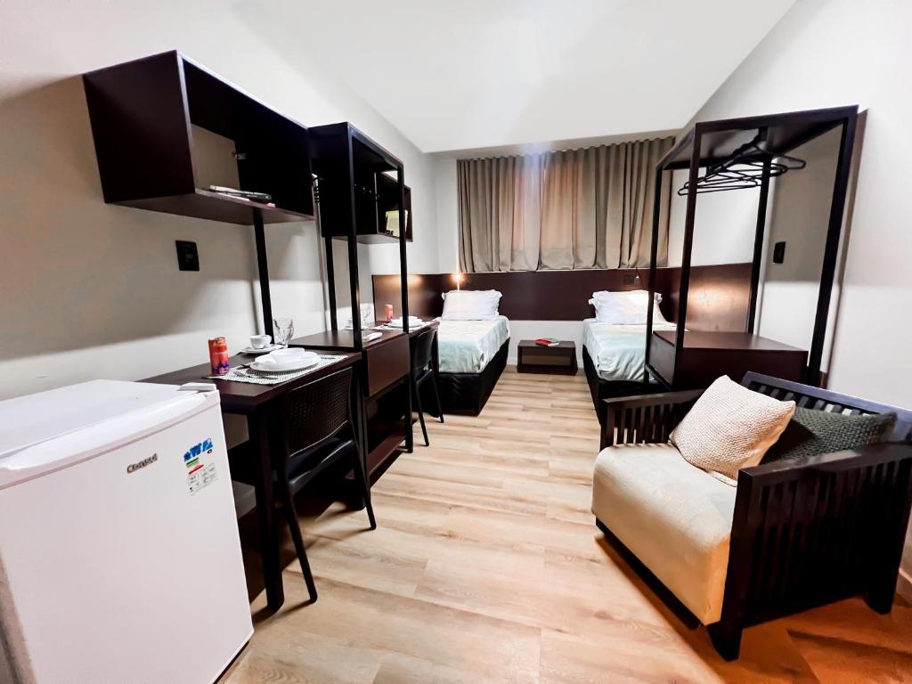 Habitación con 2 camas y sofá. en Smart Malls Mundurucus 1427 batista campos, en Belém