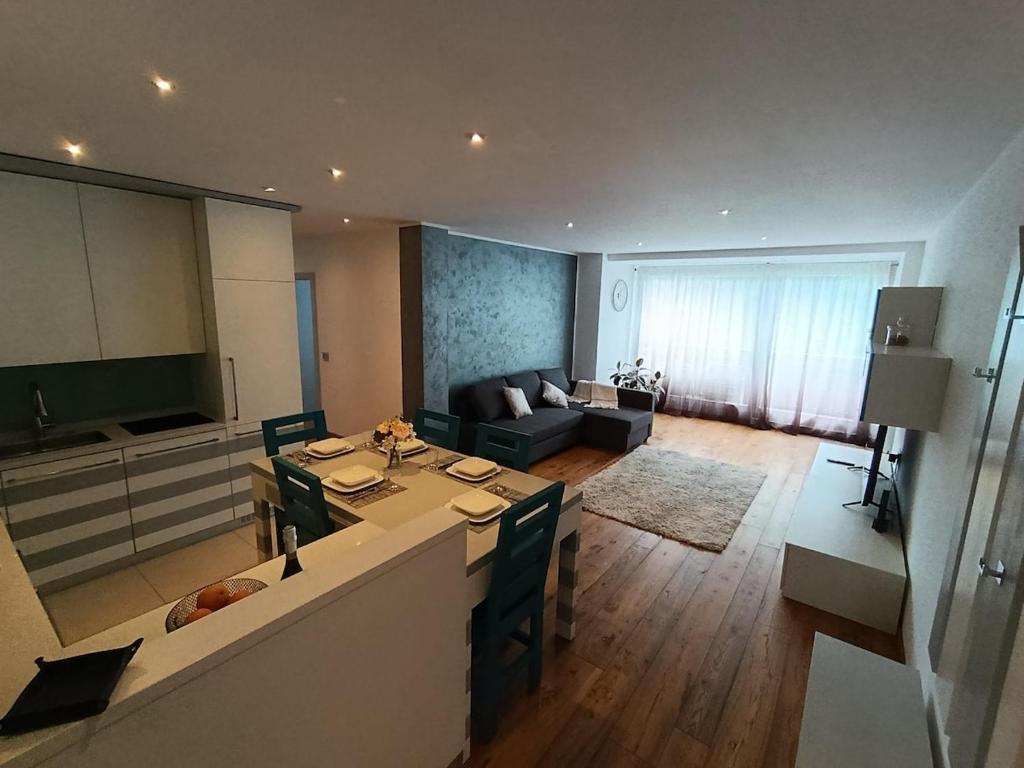 Μια τηλεόραση ή/και κέντρο ψυχαγωγίας στο Casa Evelina con Parcheggio esterno e Garage gratis, appartamento con idromassaggio per due