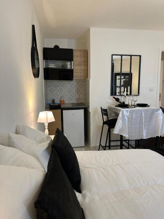 Postel nebo postele na pokoji v ubytování Studio Parlement 5 min