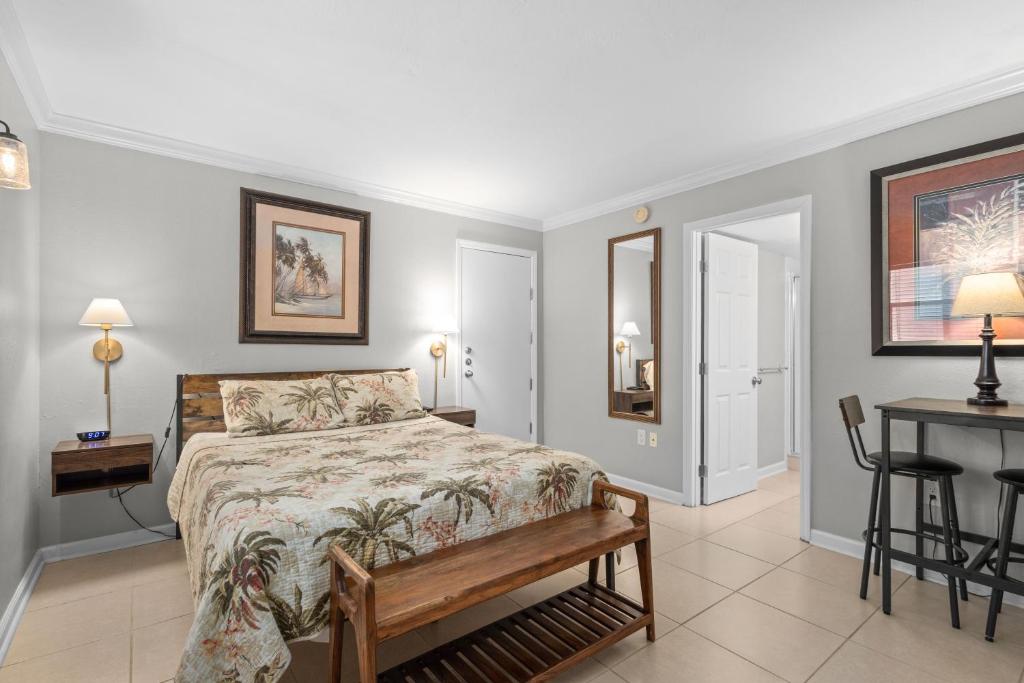 Кровать или кровати в номере Silver Sands #241A