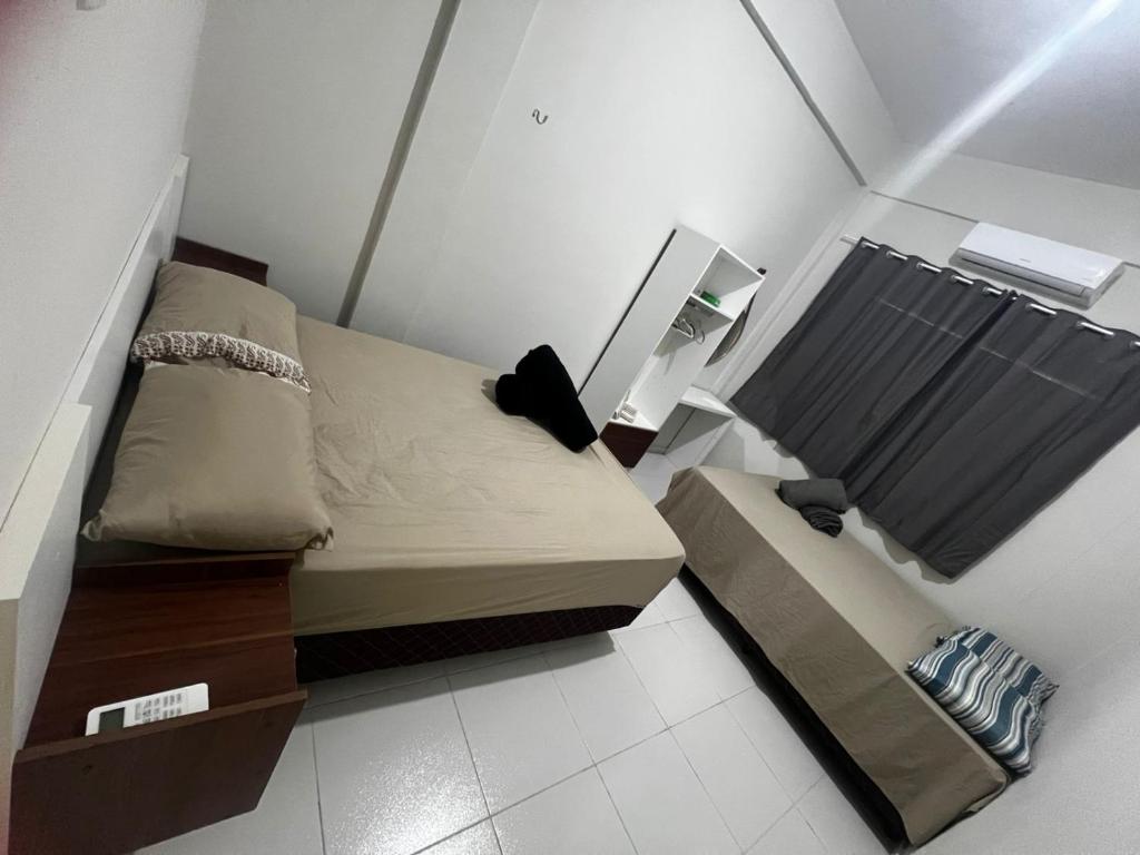 ein kleines Schlafzimmer mit zwei Betten und einem Fenster in der Unterkunft Orla Flats - Apartamento 03 in Bragança