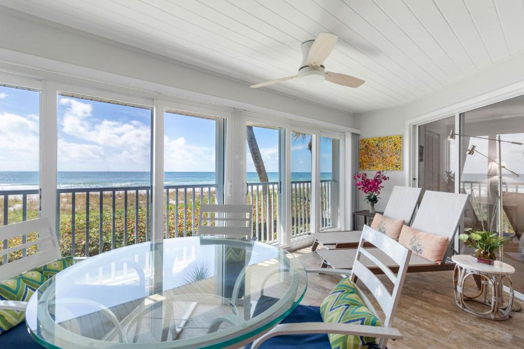 een woonkamer met uitzicht op de oceaan bij Whitney Beach #316 in Whitney Beach