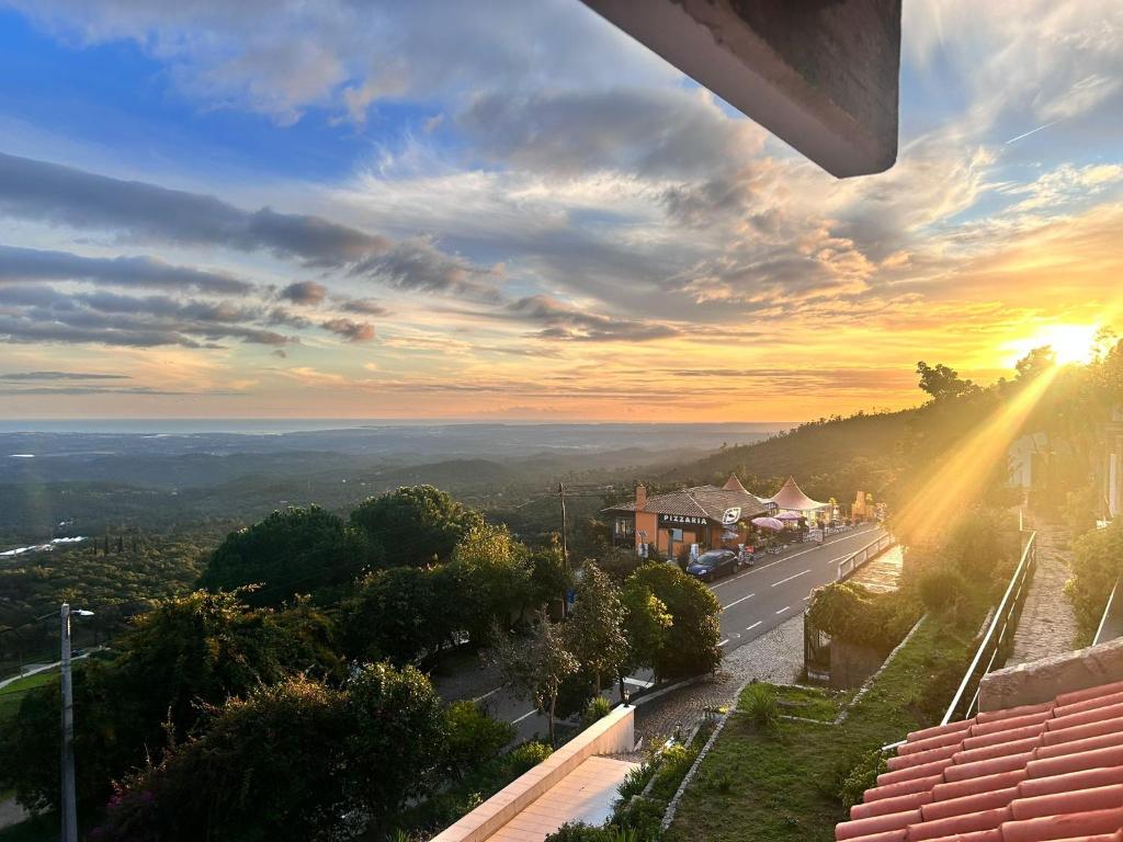 - une vue sur la rue et le coucher du soleil dans l'établissement Aqua Vista Monchique Hôtel, à Monchique