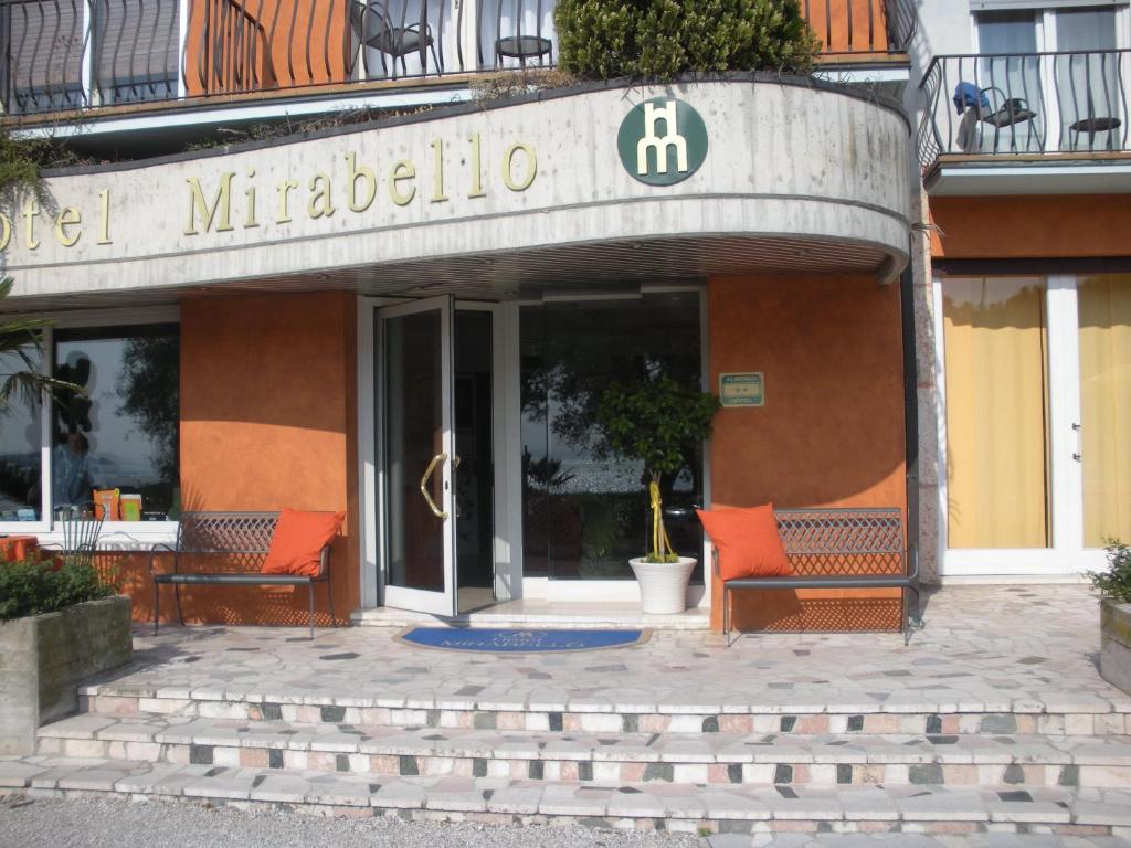 シルミオーネにあるHotel Mirabelloの前に椅子が2脚ある建物