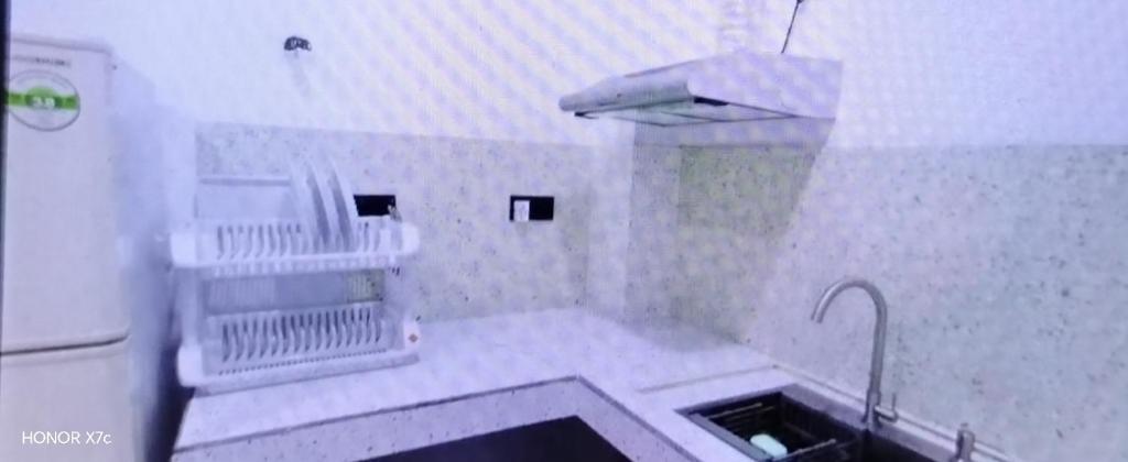 Una visualización de un baño con lavabo y ducha. en Doctor house ahangama, en Ahangama