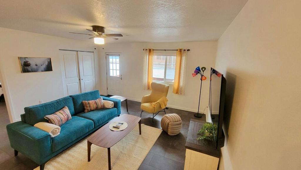 Televiisor ja/või meelelahutuskeskus majutusasutuses Convenience and Comfort at Silver Strike Condos Unit 3