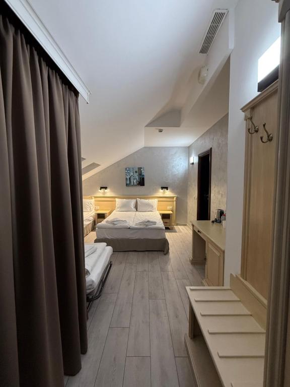 Ένα ή περισσότερα κρεβάτια σε δωμάτιο στο Hotel Aris