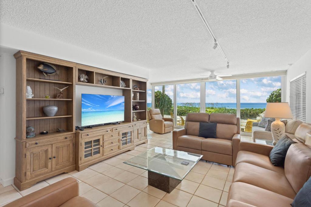un soggiorno con un divano e una televisione di Whitney Beach #315 a Whitney Beach