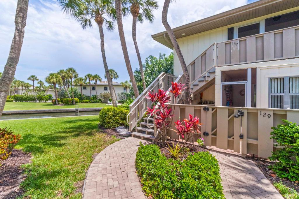 una casa con palme e un passaggio pedonale di Whitney Beach #132 a Whitney Beach