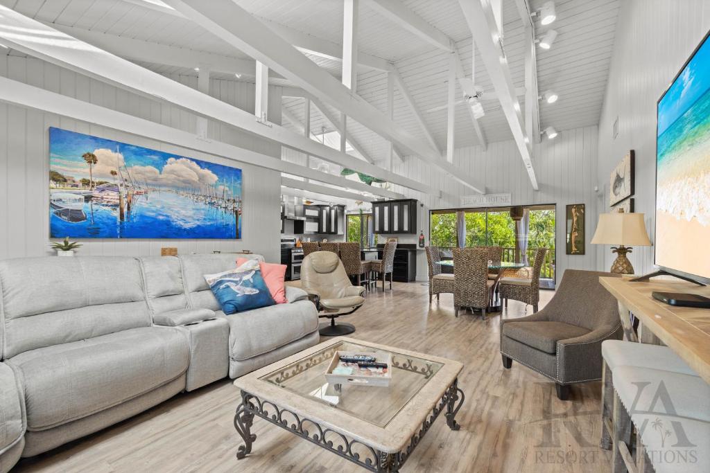 een woonkamer met een bank en een tafel bij Lyons Lane in Whitney Beach