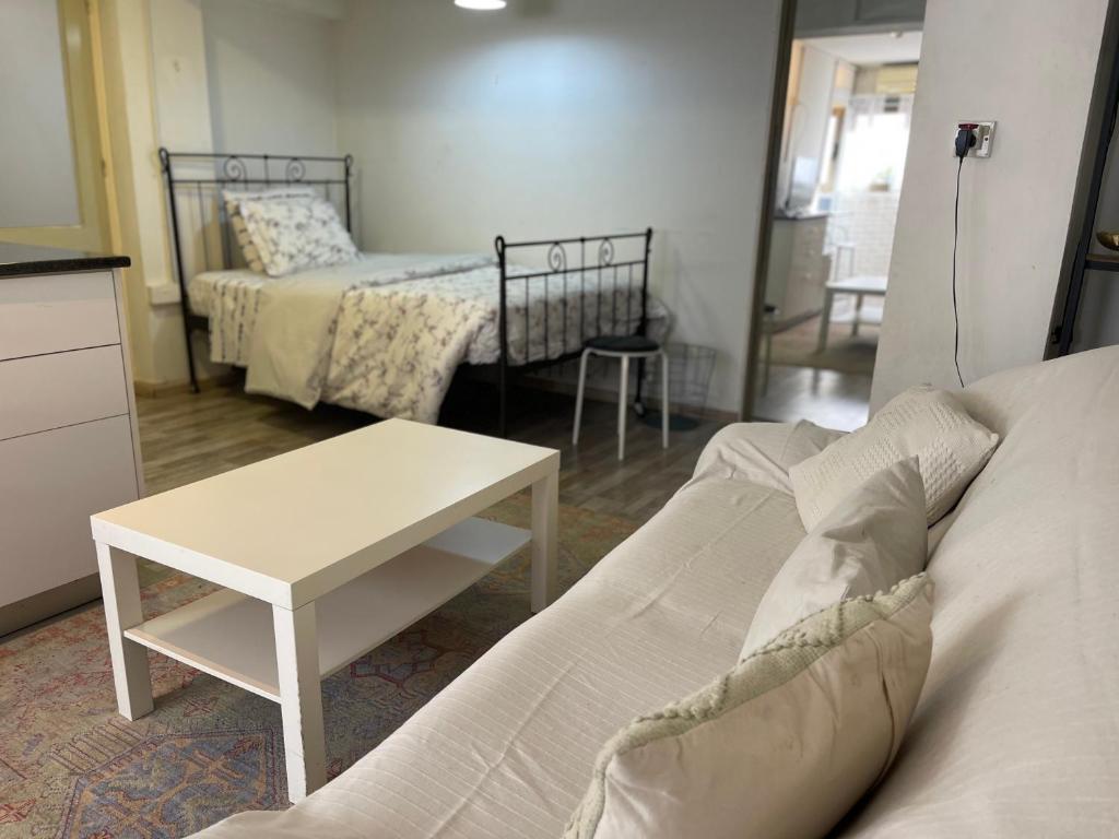 una sala de estar con un sofá y una mesa en Archangelos Studio, en Strovolos