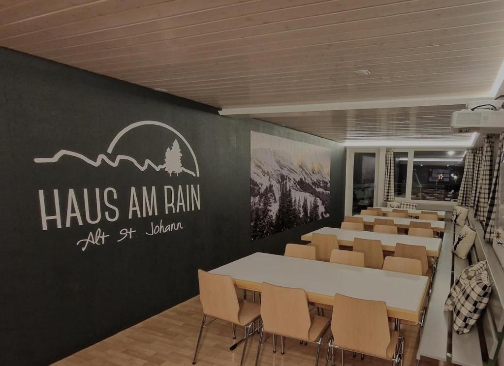 une salle à manger avec une table et des chaises dans l'établissement Ski Und Gruppenhaus, à Alt Sankt Johann