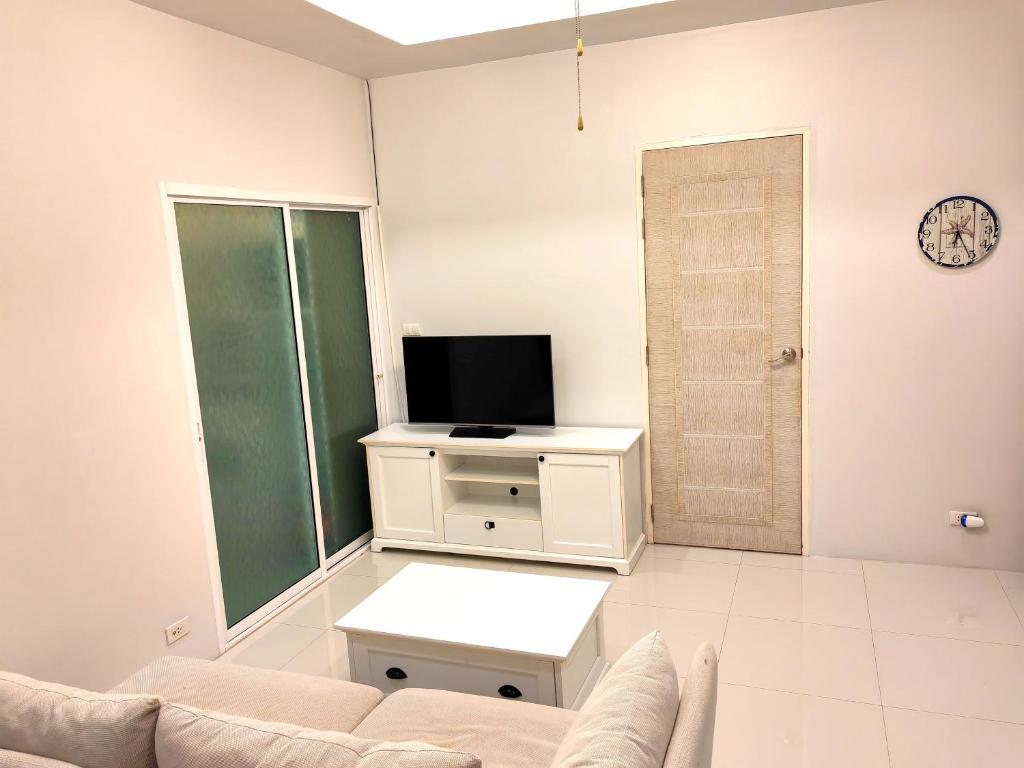 Μια τηλεόραση ή/και κέντρο ψυχαγωγίας στο Private Tropical Villa 2bdr Bangtao beach