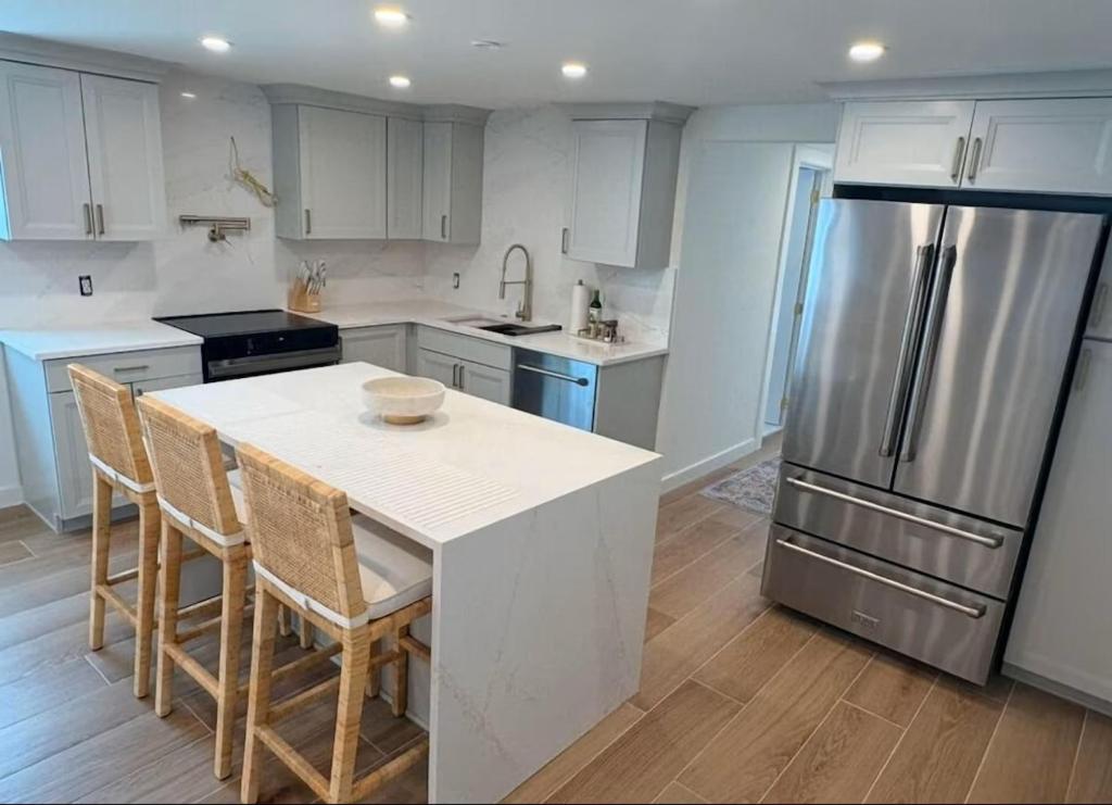 una cucina con tavolo e frigorifero di Casa Poinsetta a Longbeach