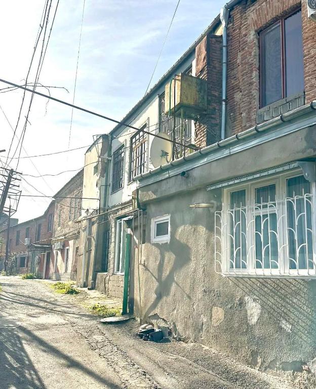 Budget Home في كوتايسي: ظل مبنى على جانب شارع