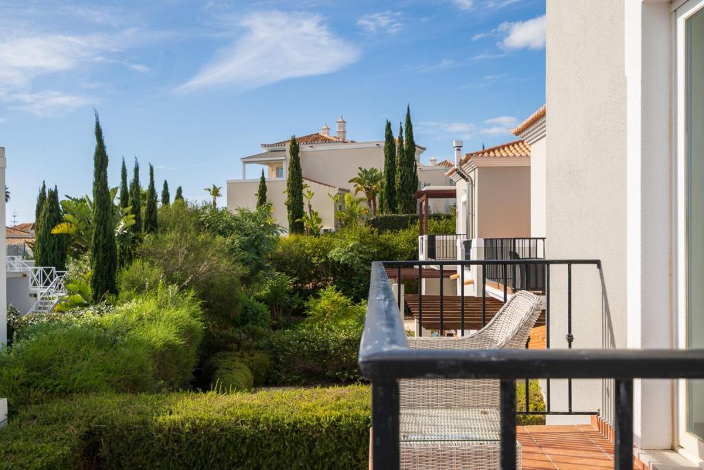 une vue d'un jardin depuis le balcon d'une maison dans l'établissement V4 Duplex Quinta do Lago Sal, à Quinta do Lago