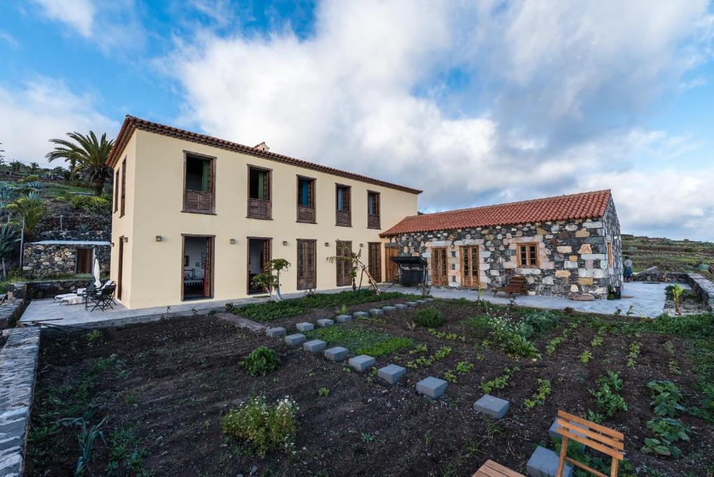 ein Haus mit einem Garten davor in der Unterkunft Loft Rural - Caserio De La Hondura in Alajeró