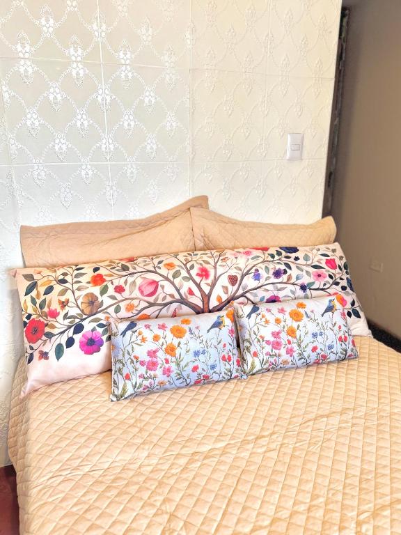 ein Bett mit zwei Kissen darauf in der Unterkunft Cuzco Lodgement in Lima