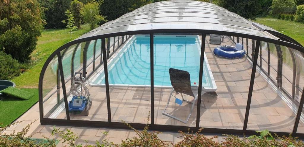 d'un kiosque avec piscine. dans l'établissement Buchengrund, à Sangerhausen