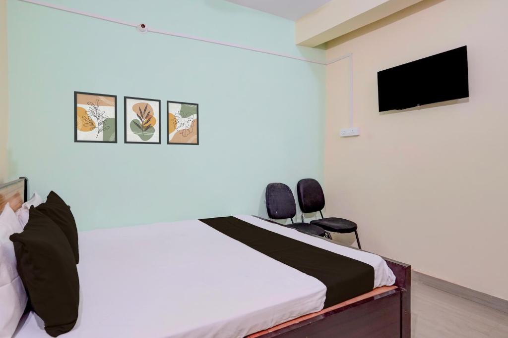 Un dormitorio con una cama y un televisor en la pared. en HOTEL O A.P PALACE, en Dīgha
