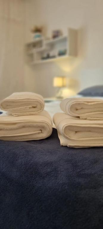 a group of wooden cutting boards sitting on a bed at Casa Victoria in Făgăraş