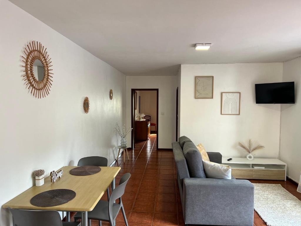un salon avec une table et un canapé dans l'établissement Meu Quintal Apartaments 1, Calheta Madeira, à Calheta