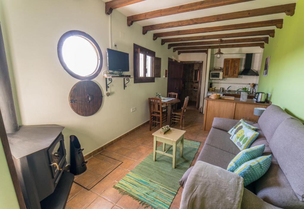 a living room with a couch and a table at Casa El Olivo, Landhaus Mit Bergblick in Dúrcal