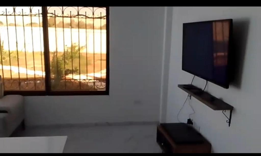 Телевизор и/или развлекательный центр в Rest Sea Chalet Private Room